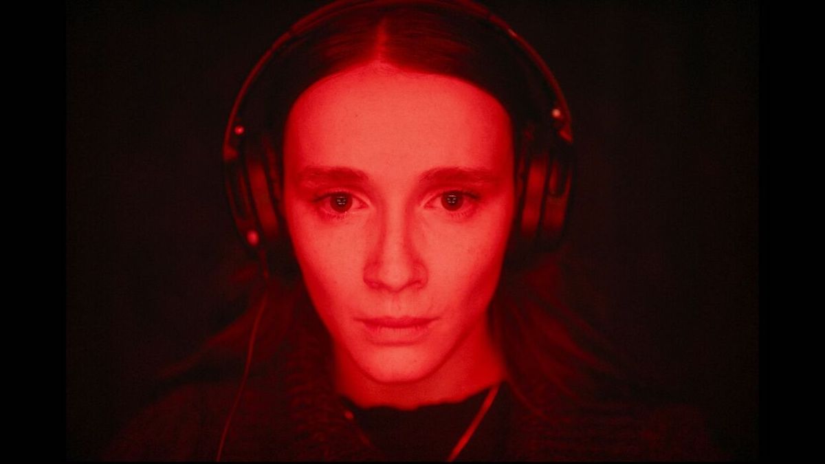 Изображая жертву: рецензия на фильм «Красные комнаты»