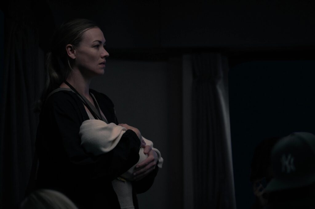 В 2017 году сериал «Рассказ служанки» окрестили «главной антиутопией современности», а одноимённым романом Маргарет Этвуд стали зачитываться миллионы. Сегодня Hulu представляет на суд самых преданных фанатов финал многолетней истории о вымышленном государстве Галаад и его жителях. 