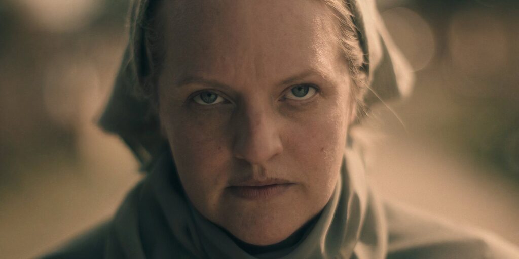 Рубикон пройден: главные герои сериала «Рассказ служанки» начали борьбу не на жизнь, а на смерть, поставив на кон не только своё будущее, но и своих близких. История самой непримиримой служанки Джун Осборн продолжается, и в пятой серии мы вместе с ней снова вернёмся в Галаад.