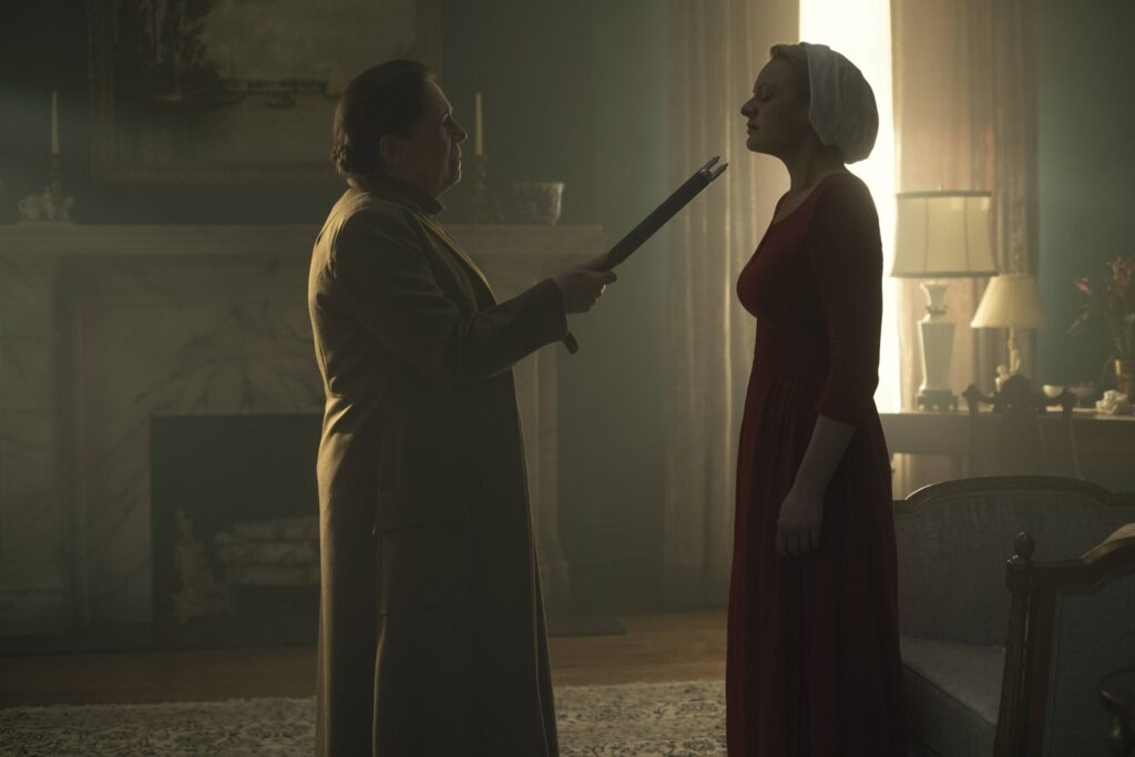 Рубикон пройден: главные герои сериала «Рассказ служанки» начали борьбу не на жизнь, а на смерть, поставив на кон не только своё будущее, но и своих близких. История самой непримиримой служанки Джун Осборн продолжается, и в пятой серии мы вместе с ней снова вернёмся в Галаад.