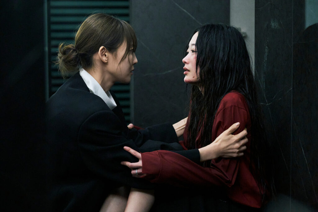 7 ноября на Netflix вышла дорама «Когда ты рядом» (As You Stood By), где главную героиню окружают жертвы домашнего насилия. Остросоциальный триллер поднимает важную тему, которая остро стоит не только на территории Южной Кореи. Рассказываем, каким получился сериал и почему его стоит посмотреть.