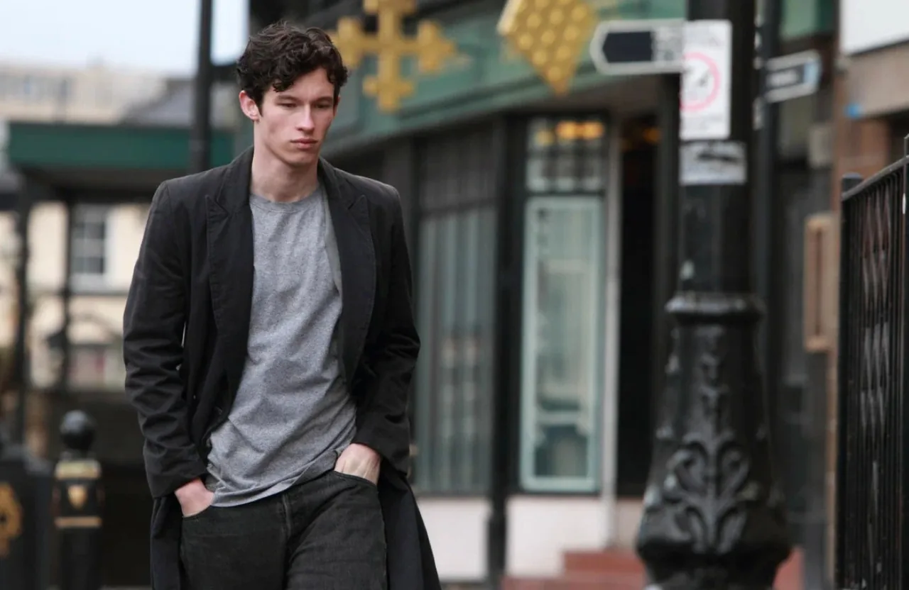 Callum Turner, conocido por su papel de Anatole Kuragin en la adaptación de «Guerra y paz», interpretará el papel principal en «Neuromante»
